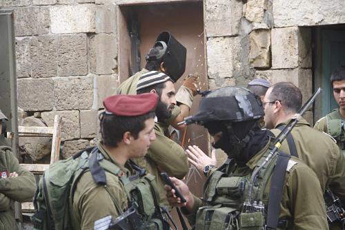 Les forces israéliennes condamnent les portes des maisons d'une Palestinienne âgée rue Shuhada